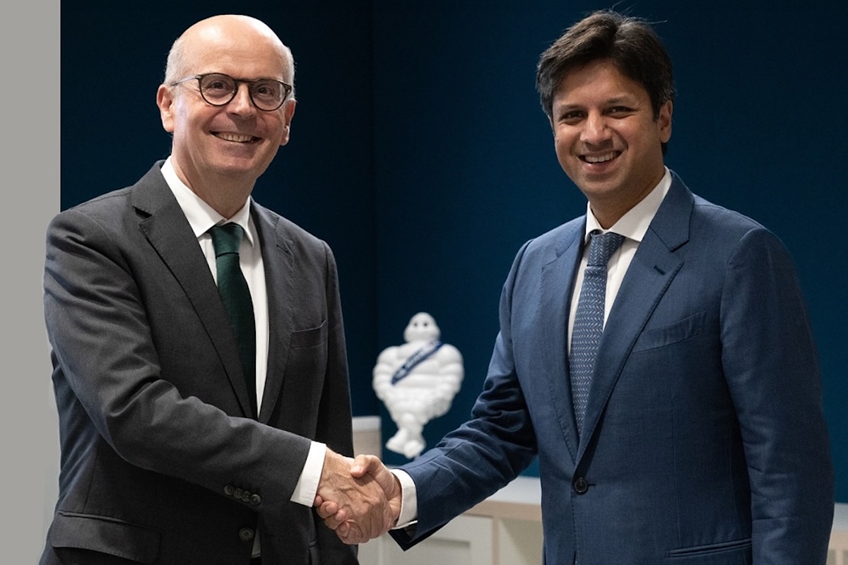 La stretta di mano tra Yves Chapot, direttore generale e cfo di Michelin e Anant Goenka, vice presidente del Gruppo RPG